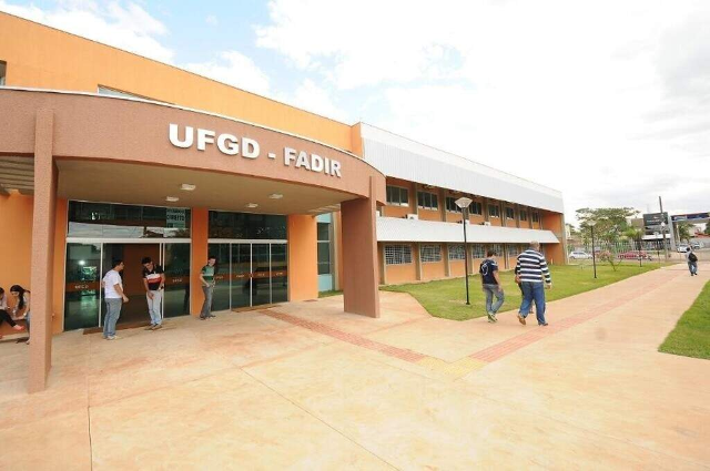 Falta de opção para gênero não binário na matrícula leva universidade ao MPF