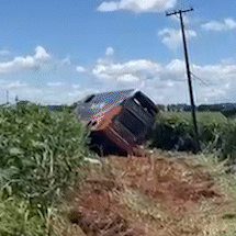 Após 7h, corpos de passageiros mortos são retirados de ônibus tombado na BR-163