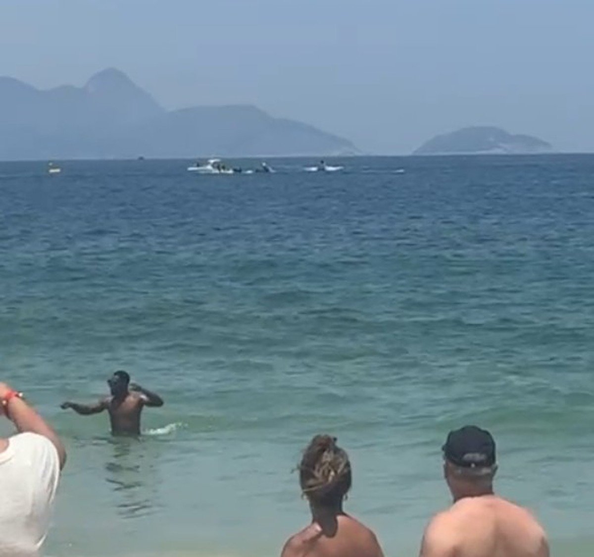 Avião ultraleve cai no mar da praia de Copacabana, no Rio