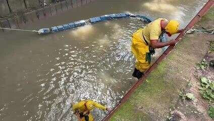 Bombeiros retomam buscas por casal levado por enxurrada. Vídeo: Alessandra Ferreira/ CBN