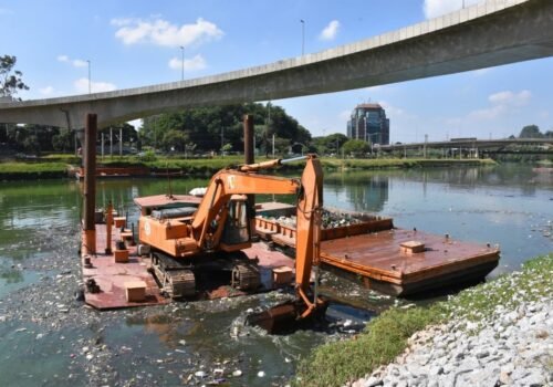 Sofás e colchões estão entre os itens mais retirados pela limpeza no Rio Pinheiros em 2025