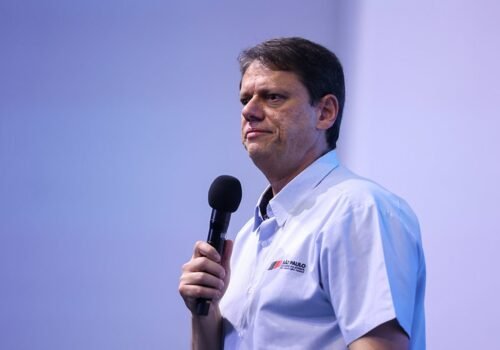 Tarcísio minimiza postagem, garante permanência em SP e reafirma apoio a Flávio Bolsonaro