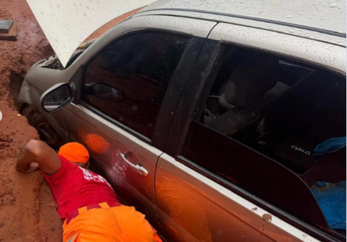 Homem é socorrido após passar horas preso embaixo de carro atolado em estrada de terra em Minas Gerais