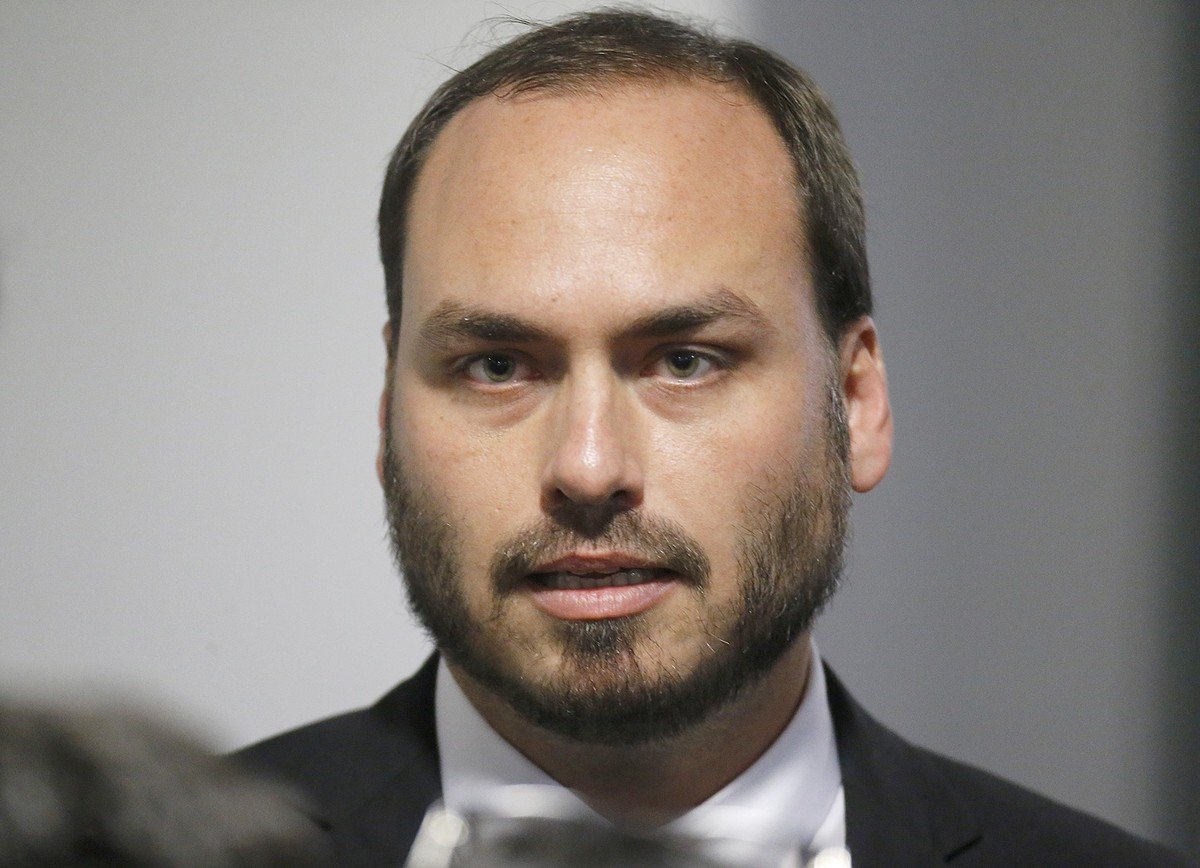 Moraes autoriza que Carlos Bolsonaro visite o pai na superintendência da PF na próxima terça