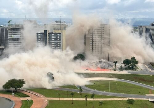 Após 12 anos fechado, hotel Torre Palace é implodido em Brasília; veja vídeo e fotos