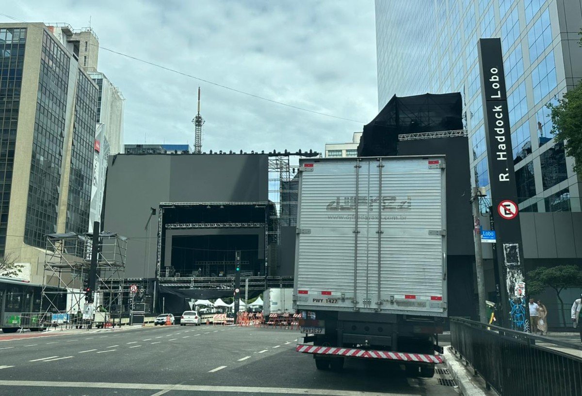 Após a virada, Avenida Paulista inicia desmontagem de estruturas e tem trânsito liberado