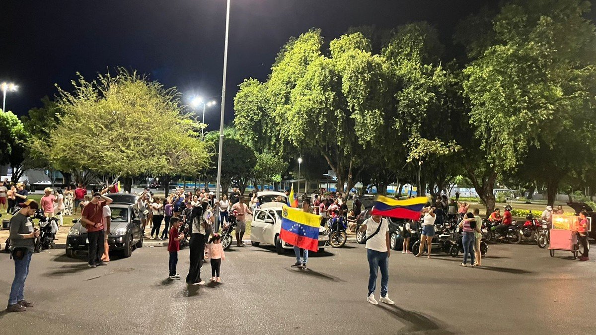 VÍDEO: grupo de venezuelanos em Boa Vista comemora captura de Maduro pelos EUA