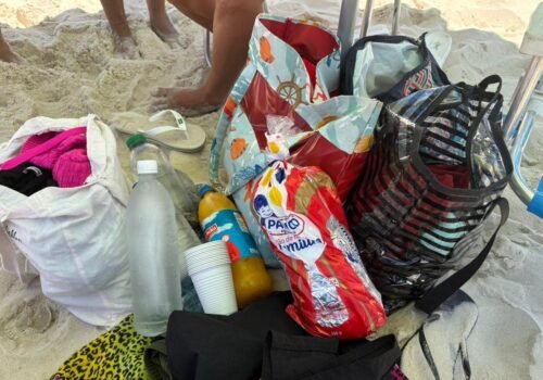 Banhistas voltam a apostar na 'farofa' para economizar nas praias