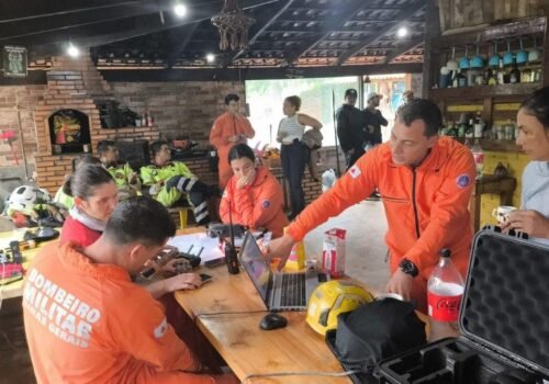 Menina desaparecida em MG: bombeiros fazem buscas em uma área de 40 campos de futebol