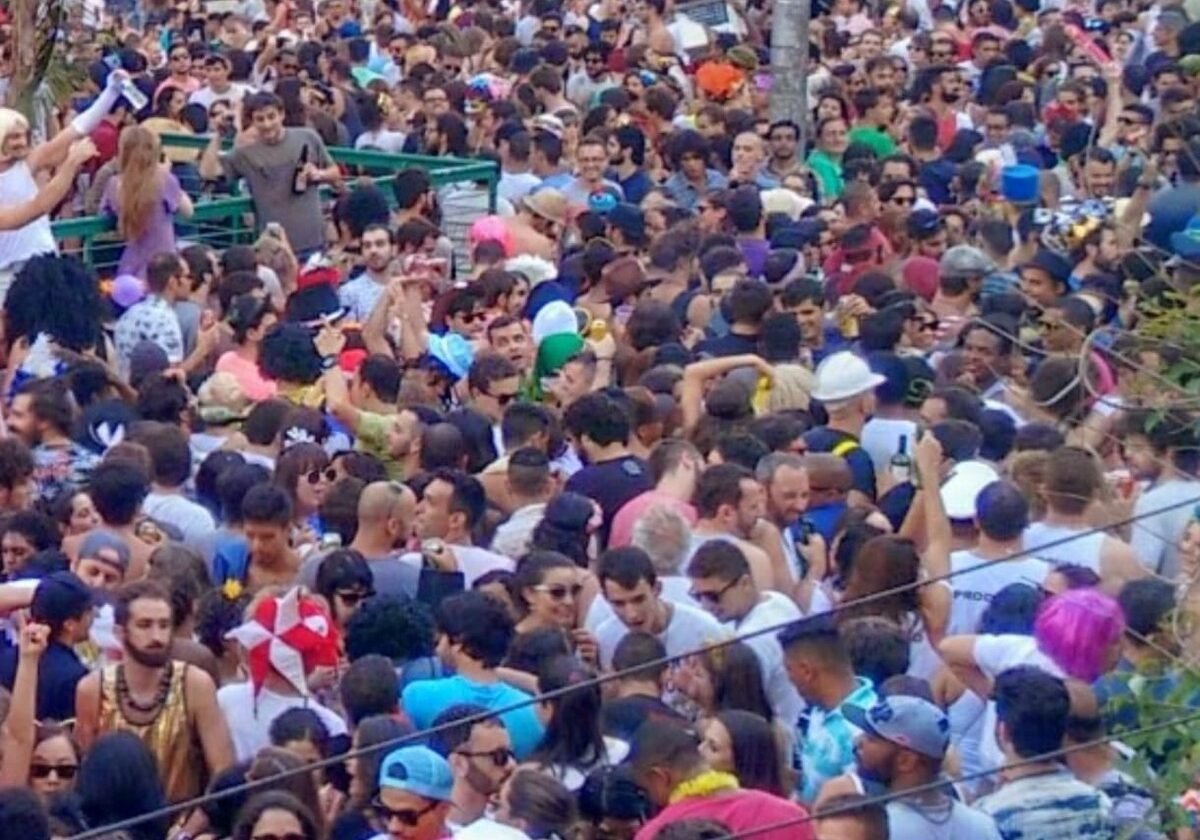 Quais blocos de rua desfilam em SP neste domingo (15)? Veja lista