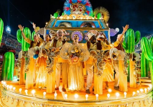 Base governista defende desfile da Acadêmicos de Niterói e rebate críticas de oposição