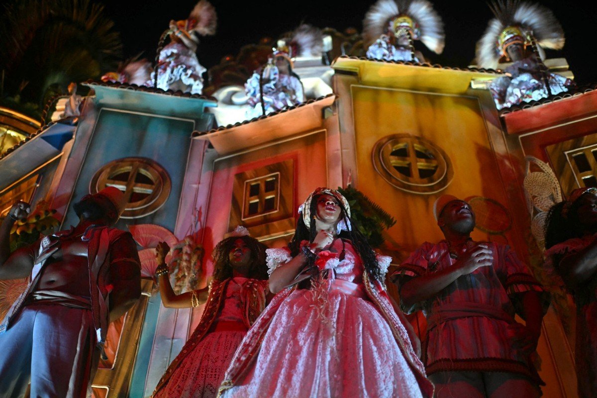 Salgueiro emociona o público e se coloca como destaque do último dia de desfiles do carnaval do Rio