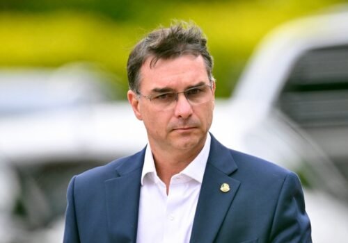 Flávio Bolsonaro diz que tentará aprovar PEC que proíbe reeleição de presidente da República