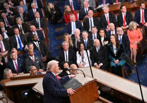 Trump volta a falar sobre um ilegal terceiro mandato nos EUA e mente de fraude eleitoral contra Biden