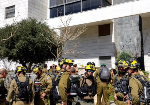 Em Israel, civis relatam tensão e correria após ofensiva contra o Irã