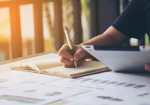 Como investir hoje para garantir a faculdade do filho no exterior no futuro?