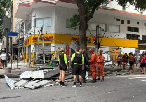 Mulher morre após queda de andaime em Copacabana, no Rio