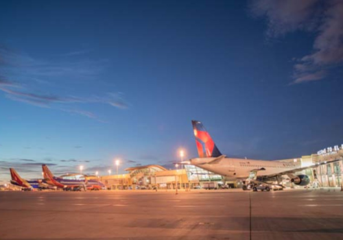 Aeroporto nos EUA perto da fronteira com o México, suspende voos por 10 dias devido a 'segurança'