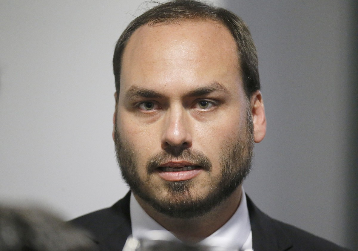 MP do Rio reabre investigação contra Carlos Bolsonaro por suspeita de rachadinha