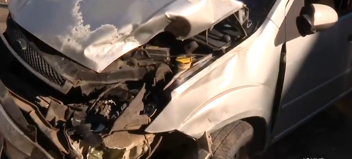 Motorista atropela foliões em praça de Duque de Caxias (RJ)