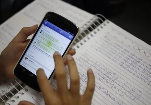 Após um ano, entenda o que mudou com a lei que proíbe celulares em escolas