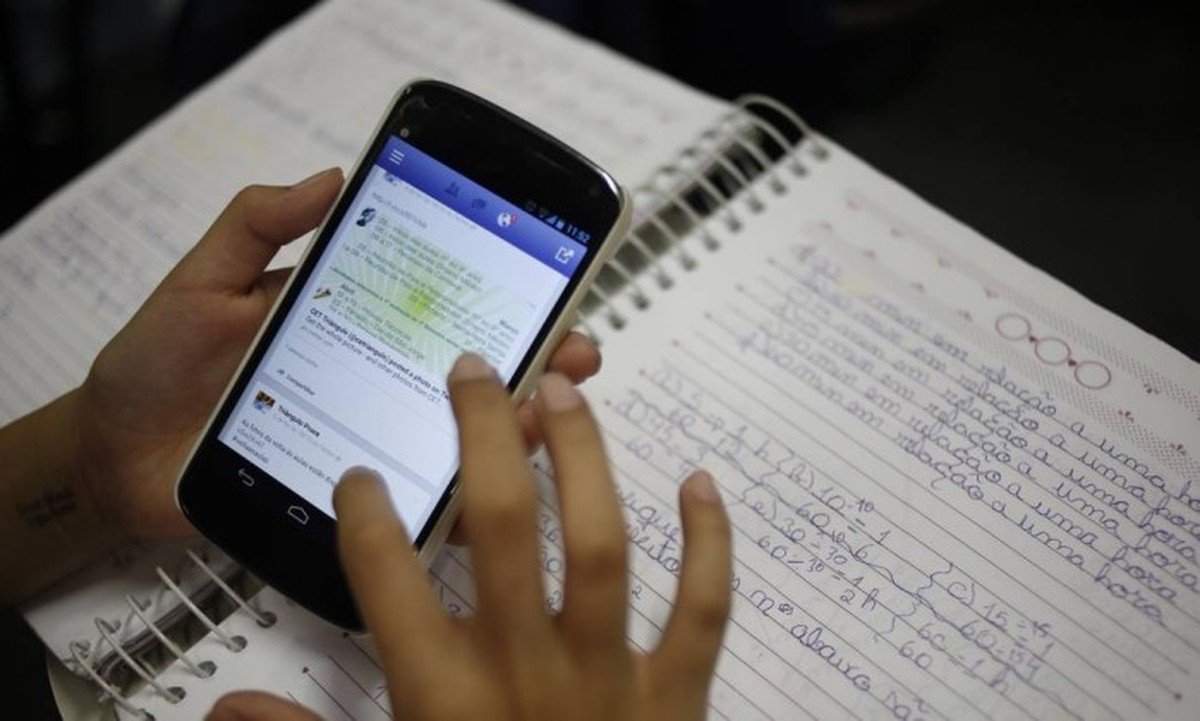 Após um ano, entenda o que mudou com a lei que proíbe celulares em escolas