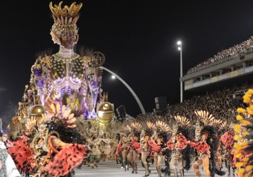 Segunda noite do Grupo Especial reúne desfiles luxuosos e homenagens no Sambódromo do Anhembi
