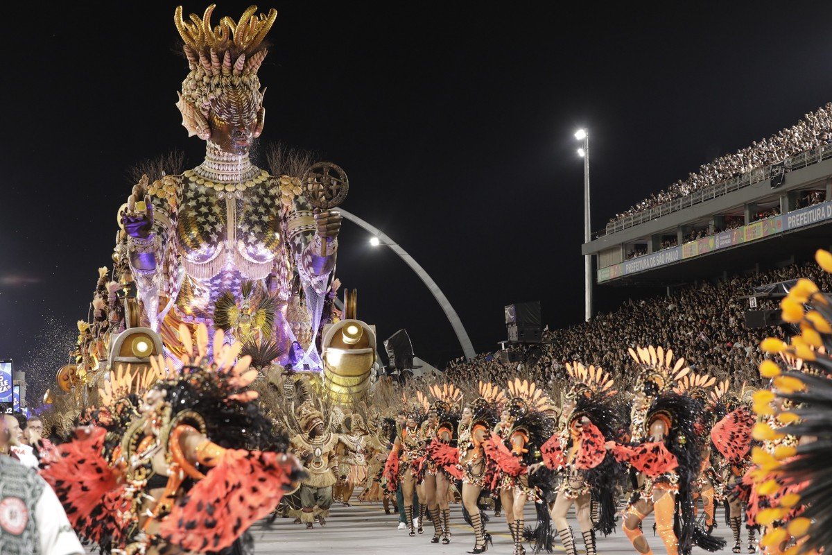 Segunda noite do Grupo Especial reúne desfiles luxuosos e homenagens no Sambódromo do Anhembi