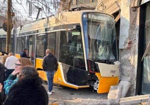 Bonde descarrilha em Milão, na Itália, deixando ao menos oito feridos gravemente