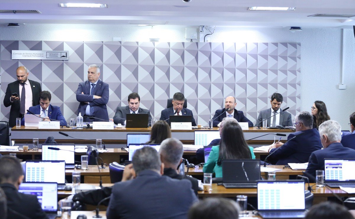 Empresária ligada à Conafer passa mal e não retorna para depoimento na CPMI do INSS