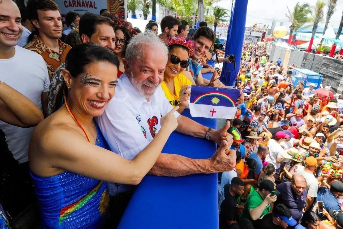 Lula acompanha desfile do Galo da Madrugada em Recife
