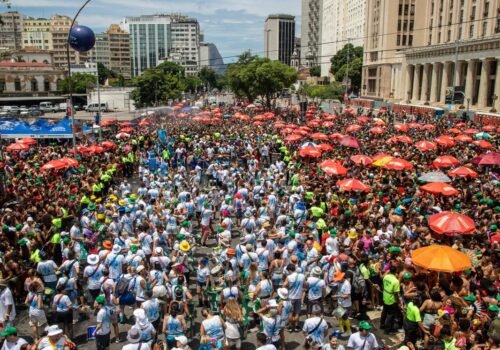 Monobloco encerra Carnaval de rua no Centro do Rio com multidão e prisão por agressão