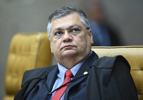 Dino suspende 'penduricalhos' dos Três Poderes em todo o país