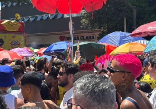 Bloco Beiço do Wando arrasta multidão ao som do brega e de músicas românticas em BH