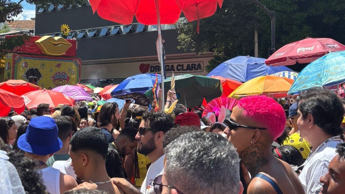 Bloco Beiço do Wando arrasta multidão ao som do brega e de músicas românticas em BH