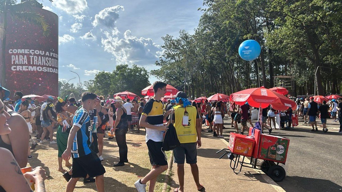 Quais blocos de rua desfilam em SP nesta segunda-feira (16)?