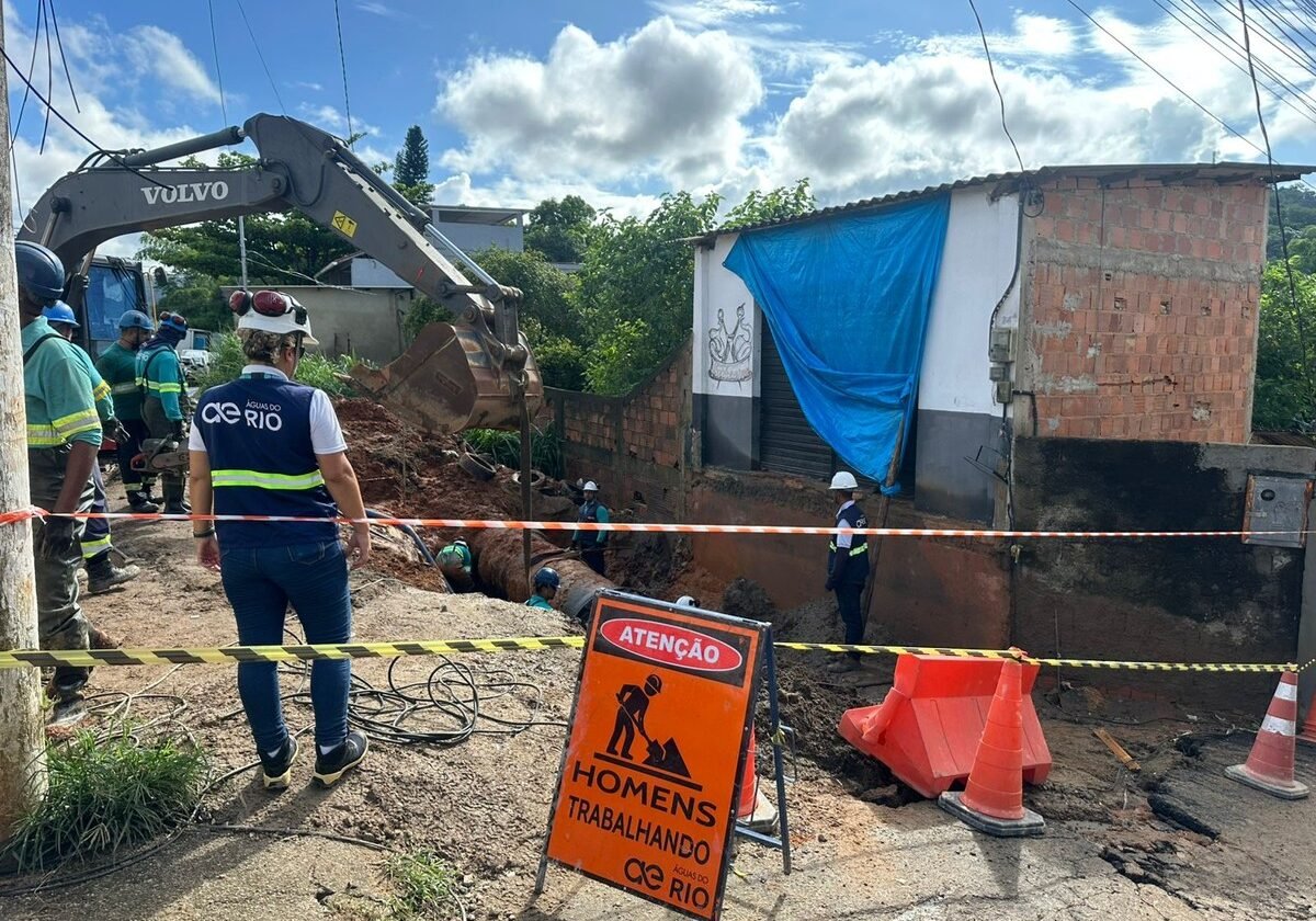 Adutoras da Água do Rio se rompem em Xerém e Nova Iguaçu; lama e alagamento invadem casas e estragam móveis