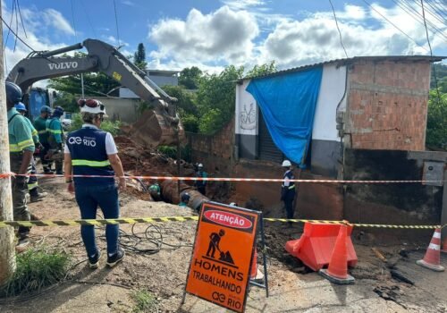Adutoras da Água do Rio se rompem em Xerém e Nova Iguaçu; lama e alagamento invadem casas e estragam móveis
