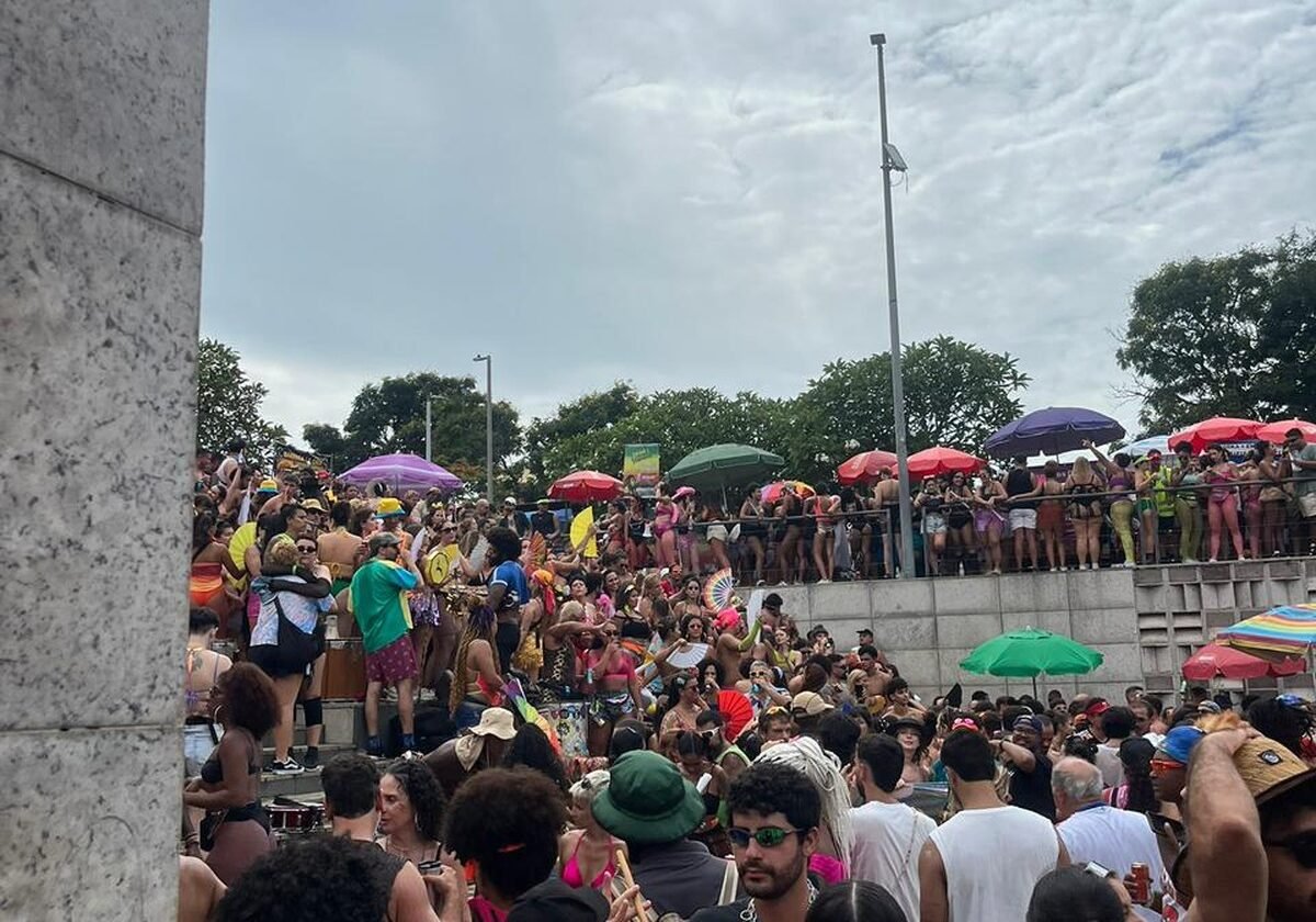 Quais blocos de rua desfilam no Rio nesta terça-feira (17)? Veja lista