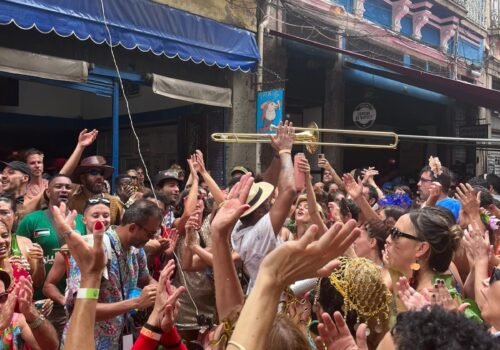 Quais blocos de rua desfilam no Rio na segunda-feira (16)? Veja lista
