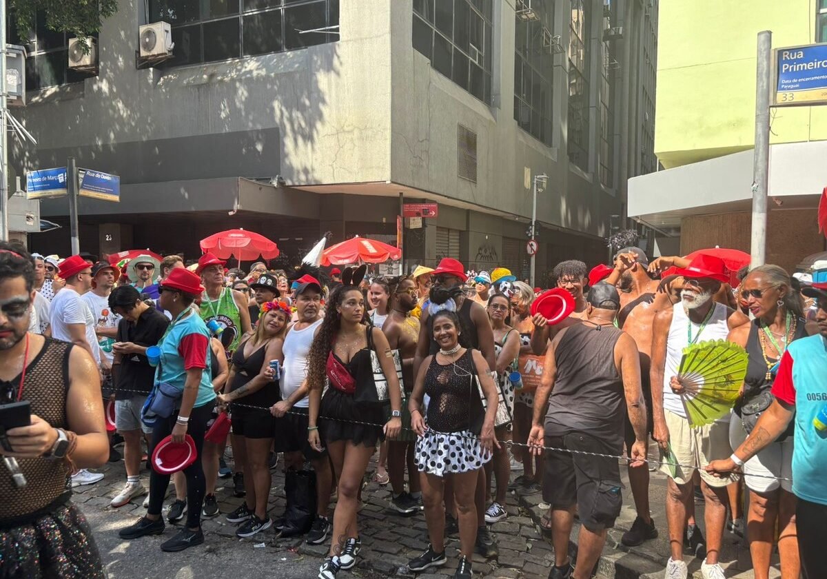 Cordão da Bola Preta: bloco mais antigo do Rio arrasta multidão e leva tradição para ruas do Centro