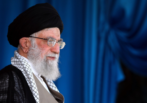 Ataque ao Irã ocorreu por chance de matar Ali Khamenei, diz jornal; Israel hackeou câmeras e usou IA