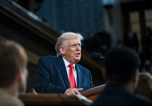 Trump promete endurecer guerra contra Irã caso país prejudique fornecimento de petróleo