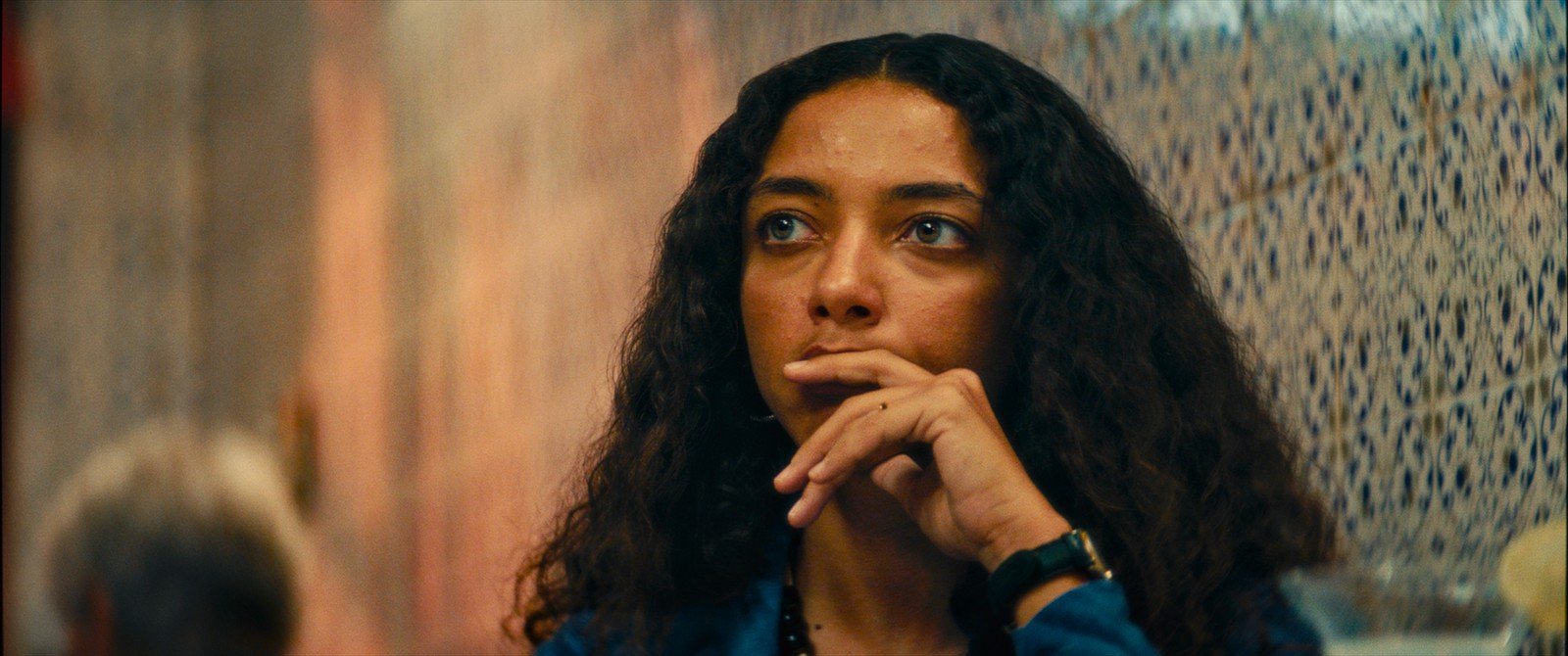 Alice Carvalho em 'O Agente Secreto'. — Foto: Divulgação