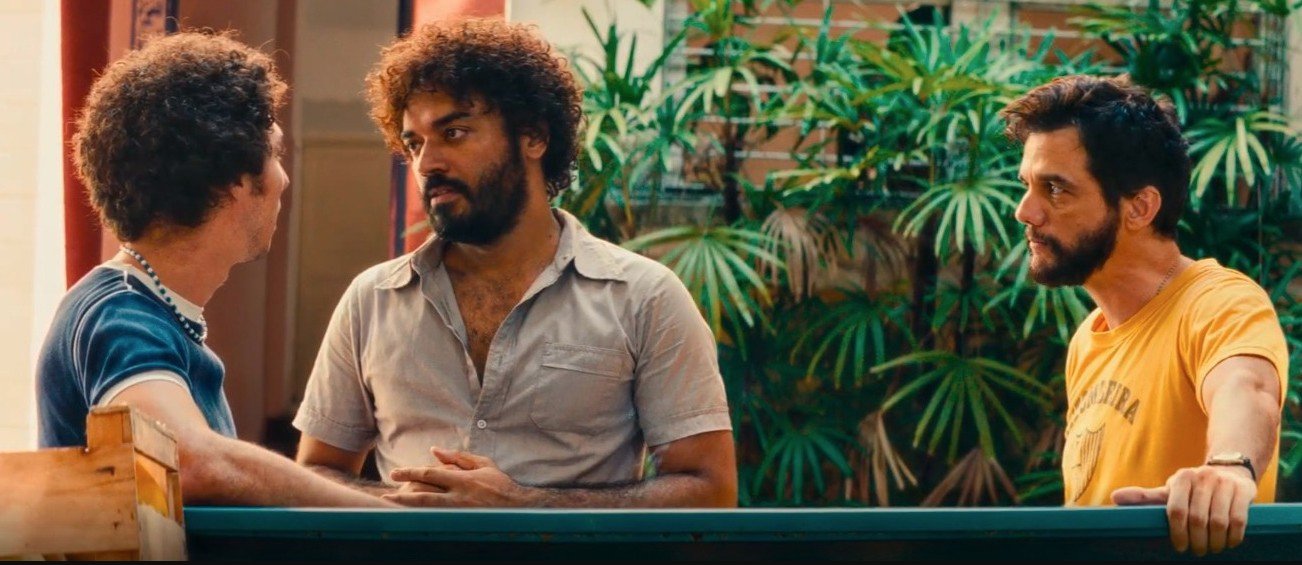 Thomas Aquino em 'O Agente Secreto', junto a Wagner Moura — Foto: Reprodução