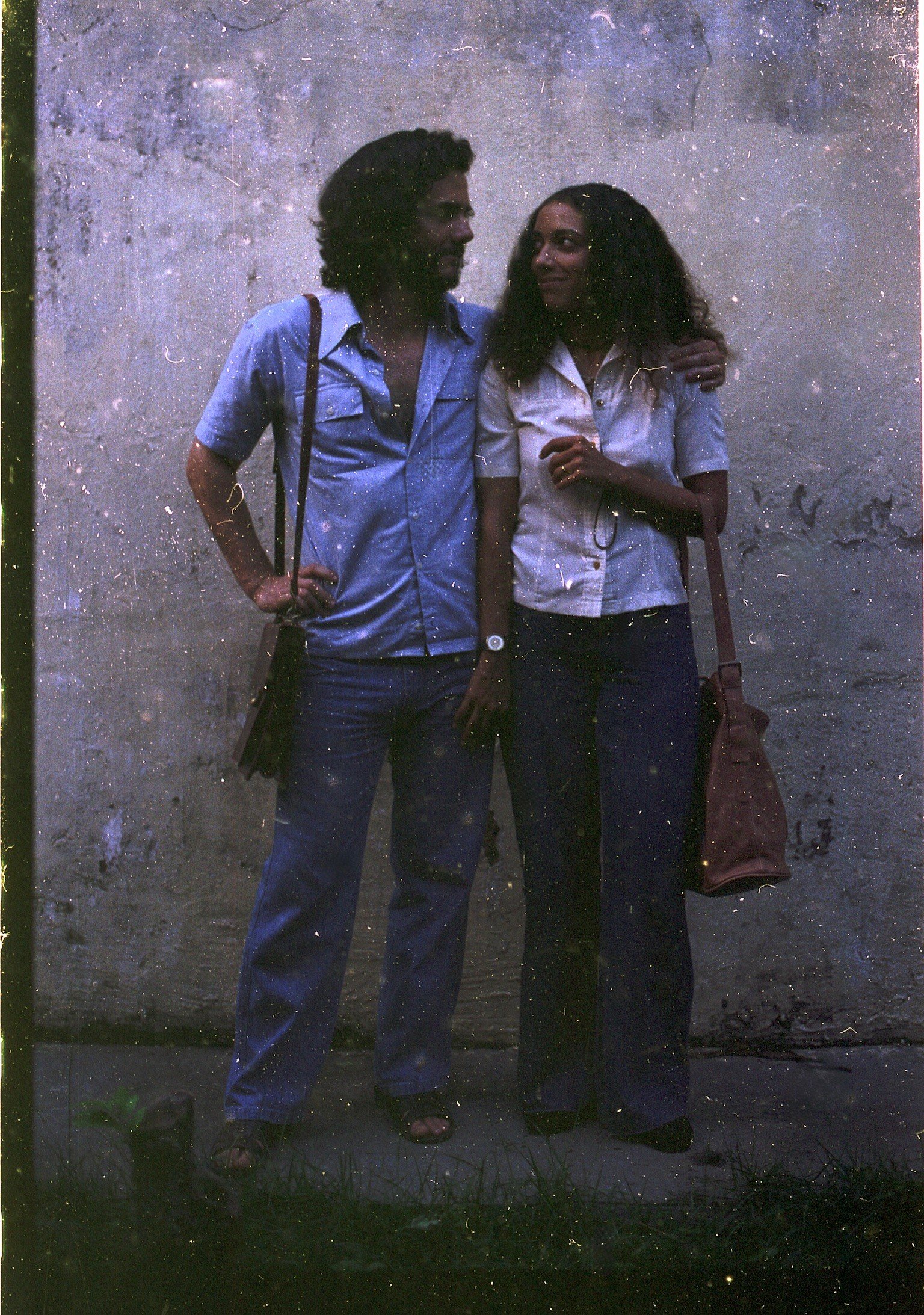 Wagner Moura e Alice Carvalho em 'O Agente Secreto'. — Foto: Divulgação