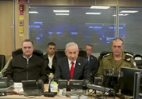 Netanyahu posta vídeo ao povo do Irã anunciando morte de líderes: 'Celebrem. Estamos observando lá de cima'; veja o vídeo