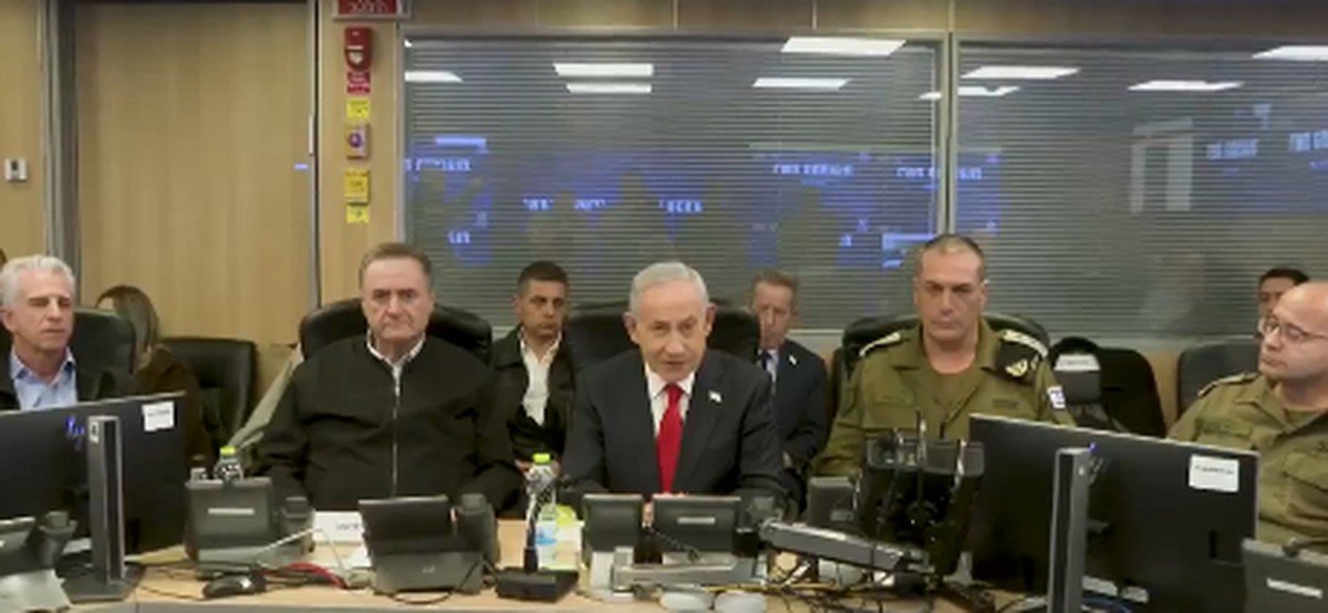 Netanyahu posta vídeo ao povo do Irã anunciando morte de líderes: 'Celebrem. Estamos observando lá de cima'; veja o vídeo