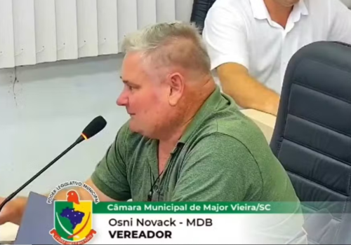 Vereador usa microfone de Câmara em SC para defender morte de cães de rua