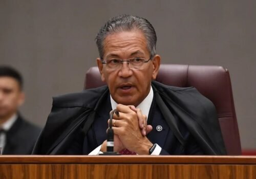 Ministro do STJ salva voo com 'mata-leão' ao conter homem que ameaçava abrir porta do avião